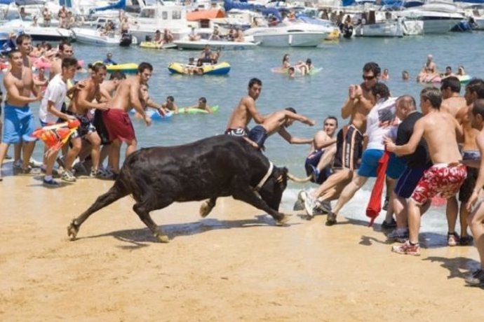 Archivo - Imagen de archivo de la celebración de 'Bous a la mar' en Dénia (Alicante).