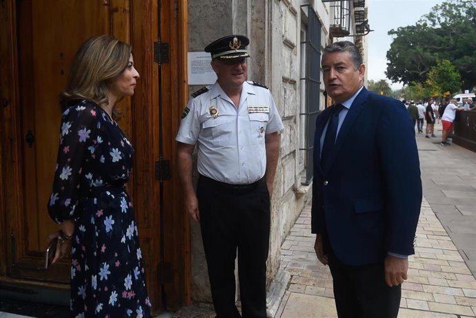 El consejero de la Presidencia, Interior, Diálogo Social y Simplificación Administrativa, Antonio Sanz (d), a su llegada para presidir la Junta Regional de Coordinación y Mando de la Unidad de Policía Adscrita.