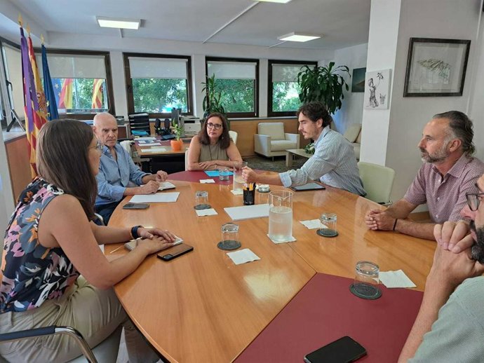 La consellera de Salud, Manuela García, junto a miembros de el Clúster de Biotecnología y Biomedicina de Baleares (Bioib).