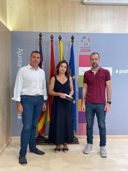 La portavoz socialista del Ayuntamiento de Palma, Rosario Sánchez, junto con otros regidores
