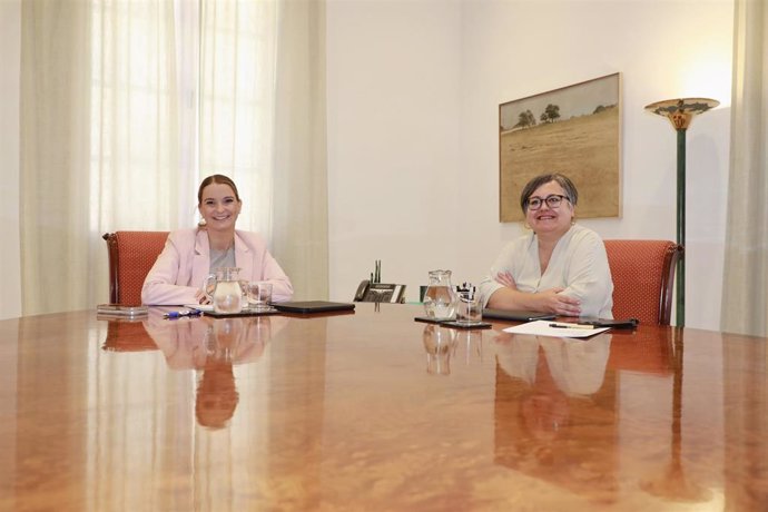 La presidenta del Govern, Marga Prohens, y la diputada del Grupo Mixto Cristina Gómez (Unidas Podemos).