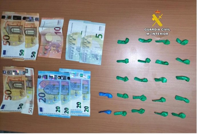 Dosis de cocaína y dinero en efectivo intervenido al detenido.