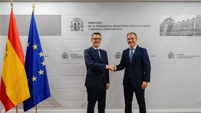 El ministro de la Presidencia, Félix Bolaños, y el presidente del Cabildo de La Palma, Sergio Rodríguez