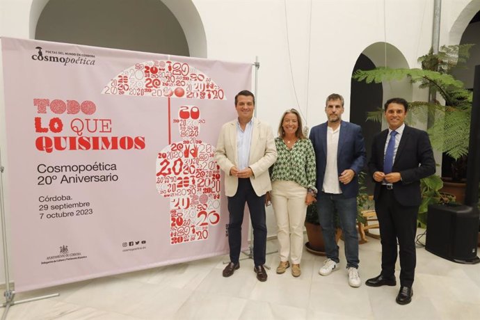 José María Bellido, Isabel Albás, Antonio Agredano y Leopoldo Izquierdo en la presentación de Cosmopoética 2023.