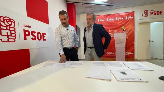 Millán y Lechuga muestran documentación sobre la licitación del contrato de autobús urbano.