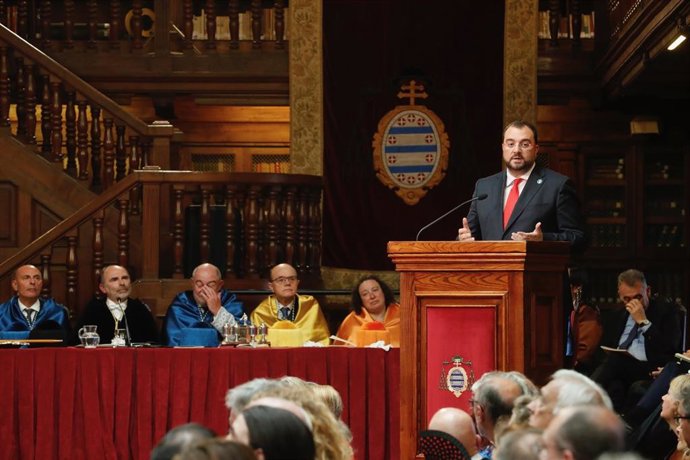 El presidente del Principado, Adrián Barbón, en el acto de apertura del curso universitario