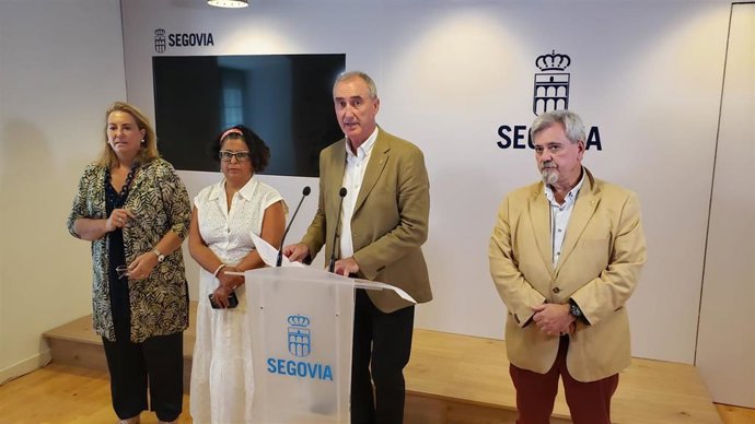 El alcalde, José Mazarías (centro), con sus tres tenientes de alcalde.