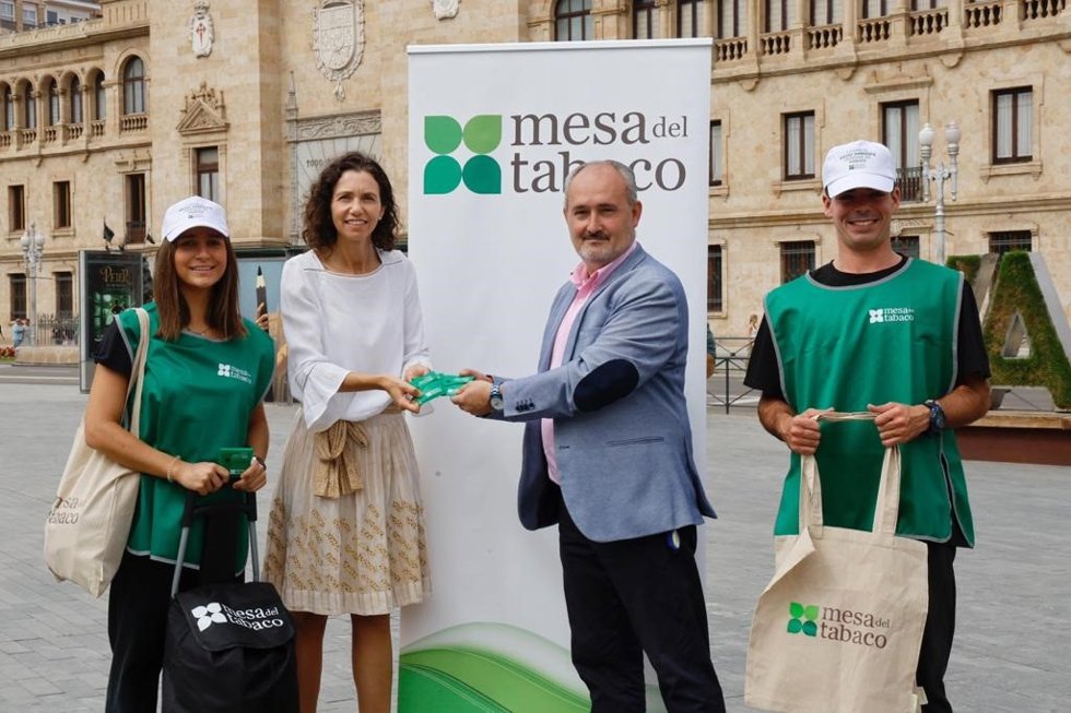 El Ayuntamiento de Valladolid y Mesa del Tabaco reparten 7.500 ceniceros en el marco de la campaña 'Depende de TODOS'