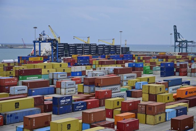 Archivo - Contenedores en un puerto.