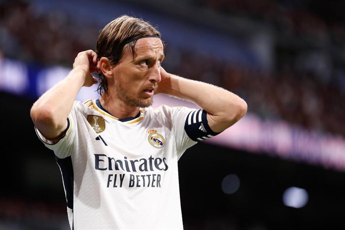 El centrocampista del Real Madrid Luka Modric saca un córner en el partido de LaLiga EA Sports 2023-2024 ante el Getafe CF en el Santiago Bernabéu. 