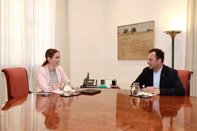 La presidenta del Govern, Marga Prohens, y el presidente del Consell de Formentera y diputado de Sa Unió, Lloren Córdoba.