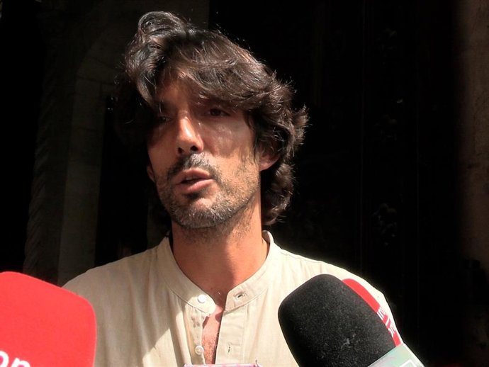 Alejandro Sancho en la capilla ardiente de su madre, María Jiménez