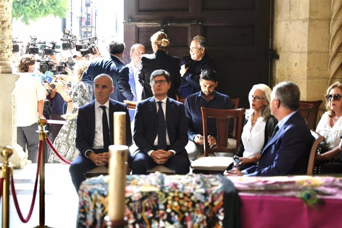 Antonio Muñoz, portavoz del PSOE en el Ayuntamiento de Sevilla, primero por la izquierda, junto al delegado Álvaro Pimentel, en el salón del apeadero donde se ha instalado la capilla ardiente de María Jiménez.