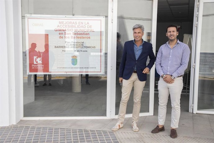 El vicepresidente primero y delegado de Infraestructuras, Sostenibilidad y Agricultura de la Diputación de Córdoba, Andrés Lorite (izda.), en su visita a San Sebastián de los Ballesteros.
