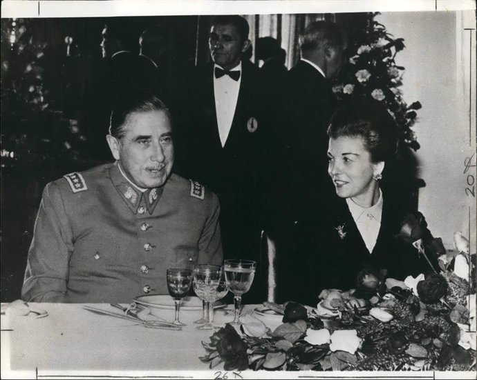 Archivo - El dictador chileno Augusto Pinochet y María Estela Martinez De Perón en Buenos Aires, Argentina.