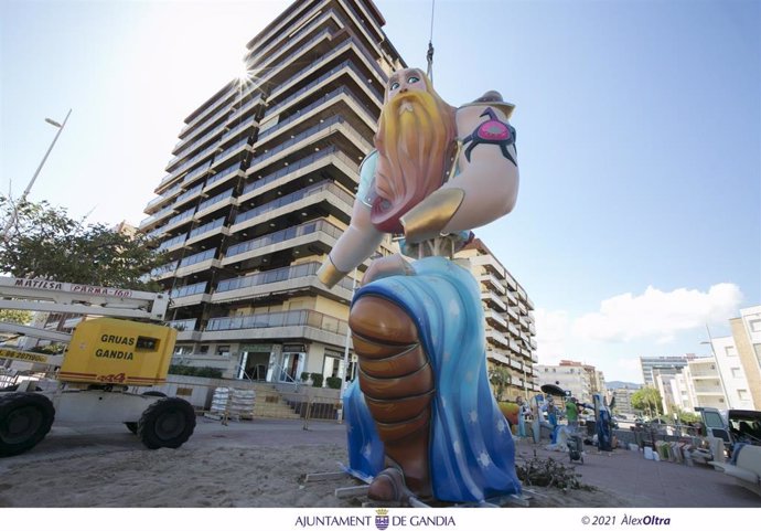 Archivo - Gandia planta una falla en la playa para celebrar los 75 años de la Junta Local Fallera