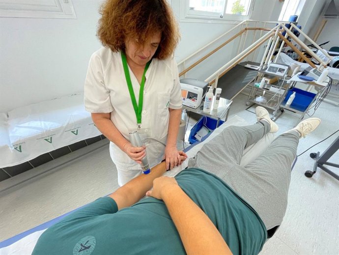 Consulta de fisioterapia en el Hospital de Osuna.