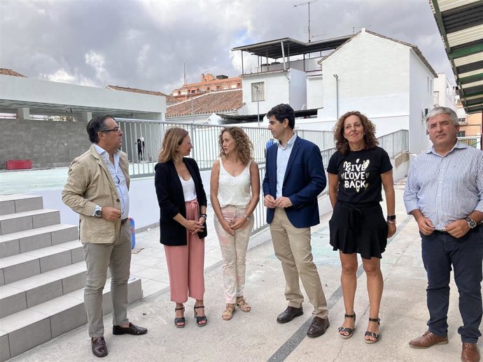 La delegada del Gobierno andaluz en Málaga, Patricia Navarro, en una visita a Coín.