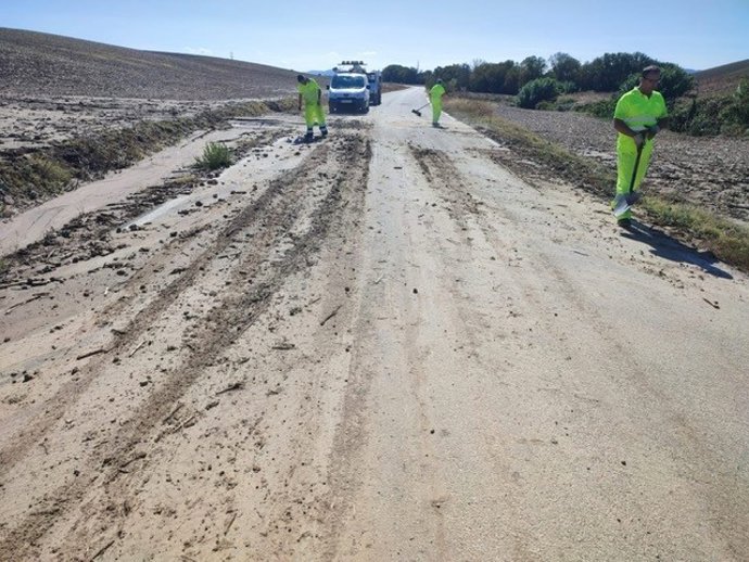 Operarios de Diputación reparan las carreteras de la red provincial tras la última DANA