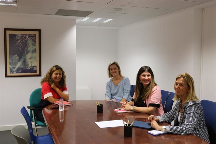 La Asociación de Mujeres Empresarias y Directivas de León (Asele) mantiene un encuentro con la concejala de Educación, Turismo e Igualdad en el Ayuntamiento de León, Mercedes Escudero