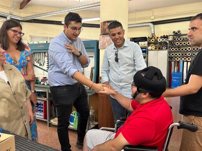 Visita del delegado provincial de Bienestar Social en Ciudad Real, Eulalio Díaz-Cano, al Centro Ocupacional 'Rogelio Sánchez Ruiz' de Campo de Criptana