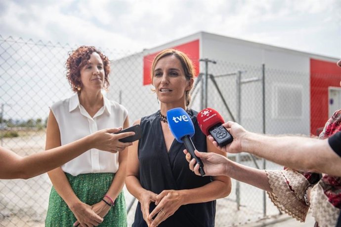 Archivo - La portavoz de Más Madrid en la Asamblea, Mónica García, junto a la diputada María Pastor ante un barracón del colegio Nuria Espert, en Valdebebas
