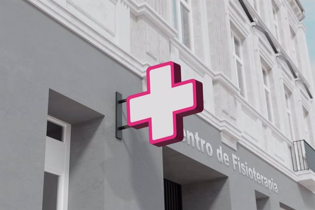 Cruz blanca con el borde fucsia de un centro de fisioterapia