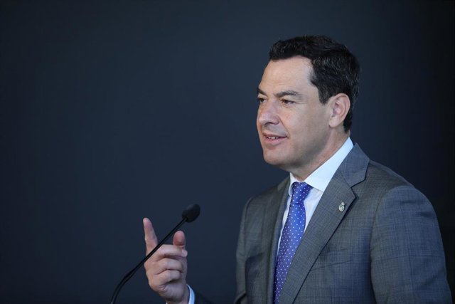 El presidente de la Junta, Juanma Moreno (i), con el secretario general del PSOE-A, Juan Espadas (d), en la ronda de reuniones con los portavoces de los grupos políticos del Parlamento