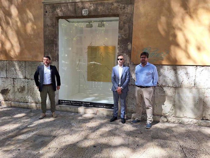 El regidor de Cultura, Javier Bonet (i), en la presentación de las exposiciones del Ayuntamiento en la Nit de l'Art 2023.