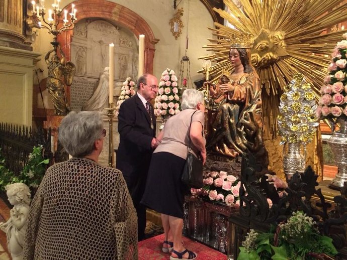 Archivo - Imagen de archivo de un besamanos a Santa María de la Victoria, patrona de Málaga. 