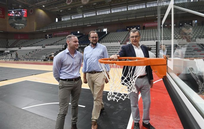 El alcalde de Murcia, José Ballesta, visitado el Palacio de los Deportes