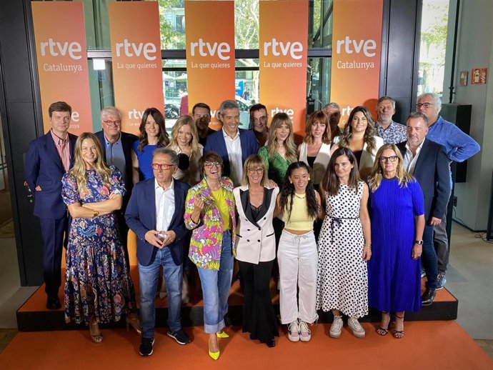 Fotografía de familia en la presentación de la nueva temporada de RTVE Catalunya con el director de RTVE Catalunya, Oriol Nolis; la directora de Producción de Programas, Laura Folguera y el director de RTVE Play, Alberto Fernández