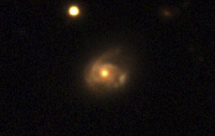 Swift J0230 ocurrió a más de 500 millones de años luz de distancia en una galaxia llamada 2MASX J02301709+2836050, capturada aquí por el telescopio Pan-STARRS en Hawai