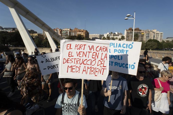 Archivo - Arxiu - Un centenar de persones protesten durant la manifestació 'No a l'ampliació del Port', a 16 de juny de 2023, a Valncia