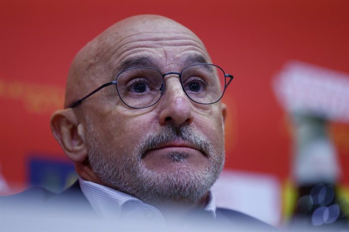 Archivo - Luis de la Fuente, head coach of Spain, attends during his press conference celebrated at Ciudad del Futbol on March 17, 2023, in Las Rozas, Madrid, Spain.