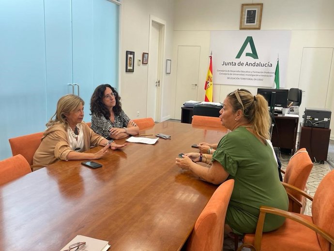 La delegada territorial de Desarrollo Educativo y FP y Universidad, Investigación e Innovación en la provincia de Cádiz, Isabel Paredes, reunida con la directiva de Flampa Gades