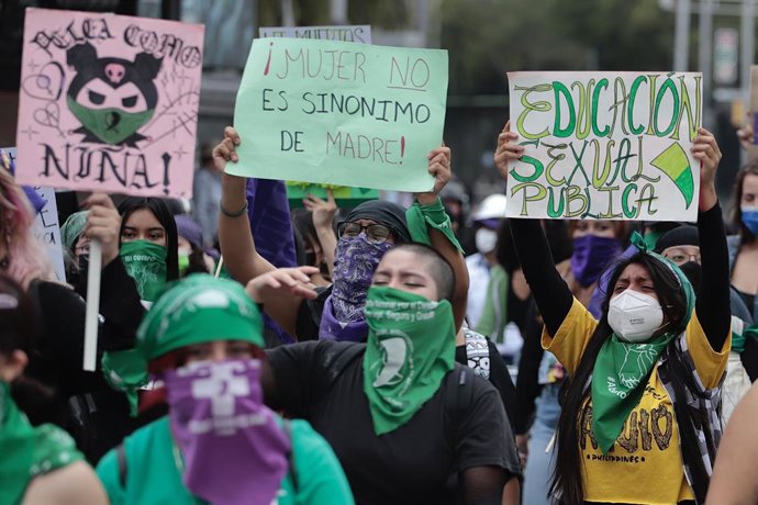 Archivo - 28 September 2021, Mexico, Mexico City: Women hold placards during a protest for safe and legal abortions on the Global Day of Action for Abortion. Photo: Berenice Fregoso/El Universal via ZUMA Press Wire/dpa