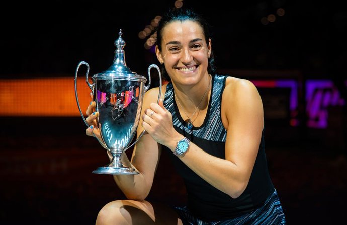 Archivo - Caroline Garcia of France poses with the champions trophy after winning the final of the 2022 WTA Finals Fort Worth tennis tournament against Aryna Sabalenka of Belarus