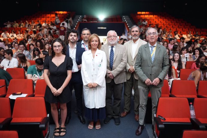 Representantes de estudiantes junto a autoridades académicas y sanitarias antes de la inauguración del congreso.