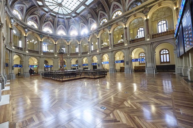 Varios paneles del Ibex 35 en el Palacio de la Bolsa, a 1 de septiembre de 2023, en Madrid (España).