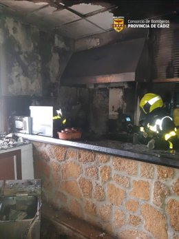 Atendido por quemaduras en el brazo el dueño de un bar en Jerez al iniciarse un fuego en unas freidoras