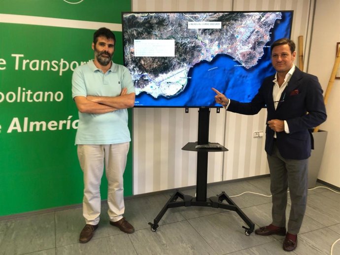 El gerente de CTAL, Luis Miguel Carmona, muestra las líneas interurbanas a la UAL