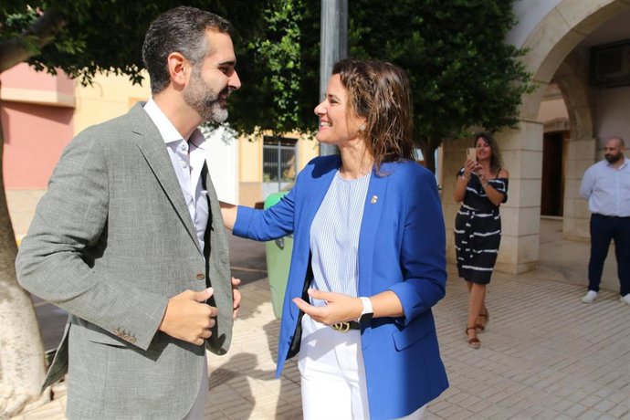 El consejero de Sostenibilidad, Medio Ambiente y Economía Azul y portavoz del Gobierno andaluz, Ramón Fernández-Pacheco (i), junto a la alcaldesa de Benahadux, Noelia José Damián (d). 