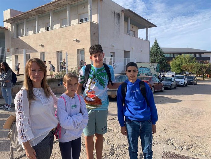 La alcaldesa de Linares de Mora, Yolanda Sevilla, con tres alumnos de la localidad.