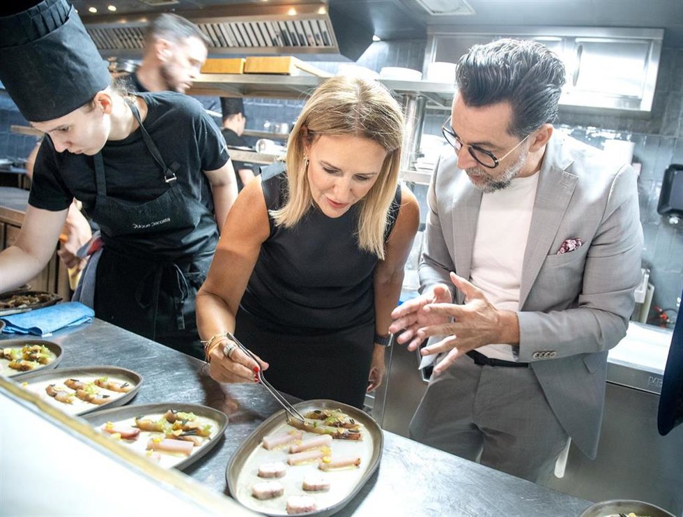 Archivo - La consellera de Innovación, Industria, Comercio y Turismo, Nuria Montes, y el chef y comisario gastronómico del D*na Festival Dénia, Quique Dacosta, en la presentación del certamen.