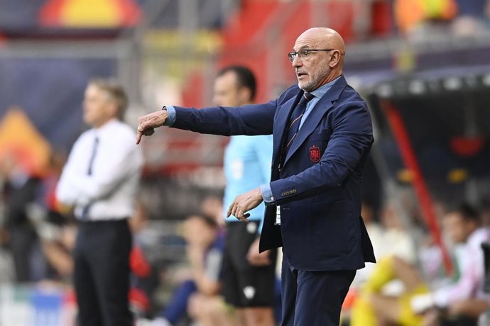 Archivo - 15 June 2023, Netherlands, Enschede: Spain coach Luis de la Fuente reacts during the UEFA Nations League Semifinal soccer match between Spain and Italy at the De Grolsch Veste Stadium. Photo: Fabio Ferrari/LaPresse via ZUMA Press/dpa