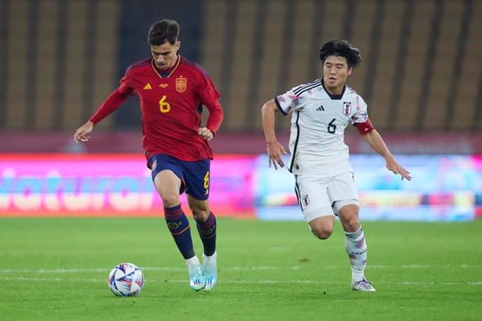 Archivo - Gabri Veiga conduce la pelota durante el amistoso entre las Sub-21 de España y Japón