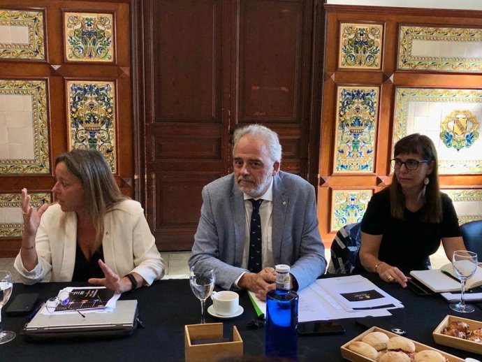 La secretria general de la UAB i responsable de les polítiques d'igualtat, Esther Zapater, el rector de la universitat, Javier Lafuente, i la vicerectora de Comunicació i Cultura, Virginia Luzón