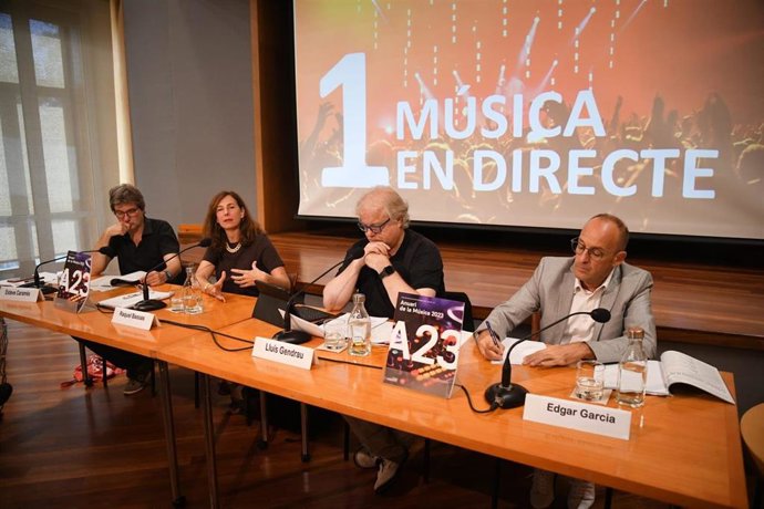 La presidenta de la ARC, Raquel Bassas, y el director editorial de Grup Enderrock, Lluís Gendrau, en la presentación del 'Anuari de la Música 2023' en Barcelona