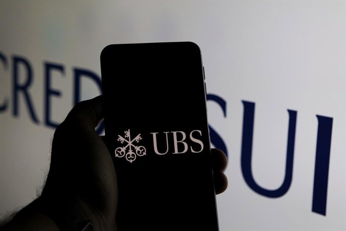 Archivo - Logo de UBS en un móvil sobre el logo de Credit Suisse.